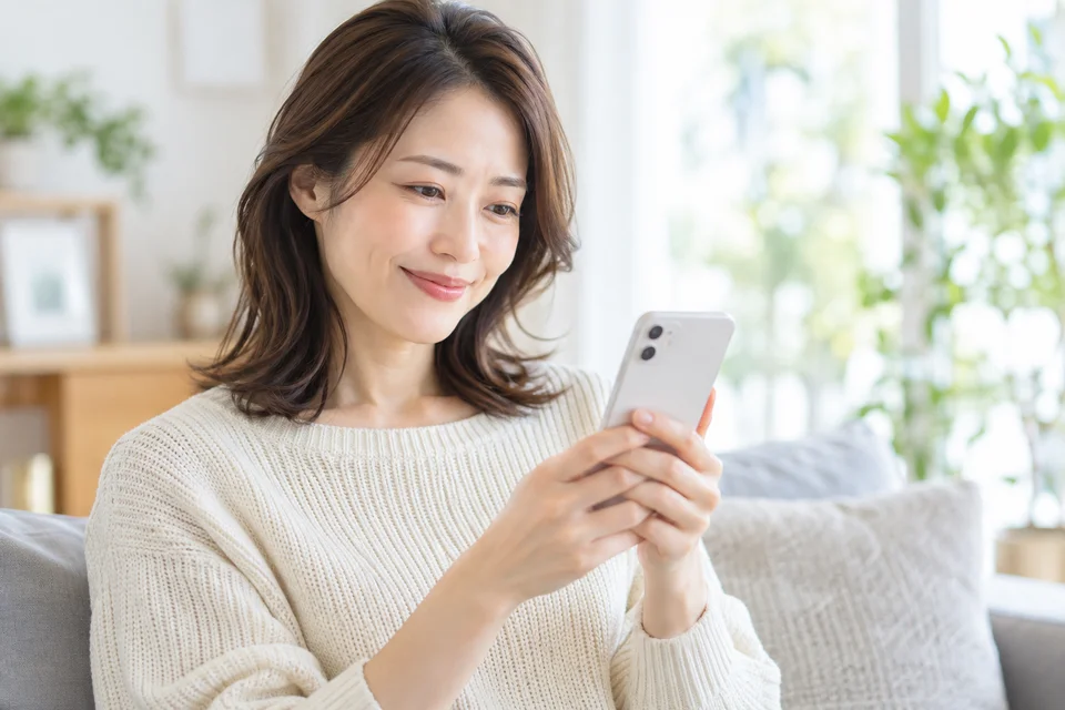 相談したい人がスマートフォンで事務所を探すイメージ写真。